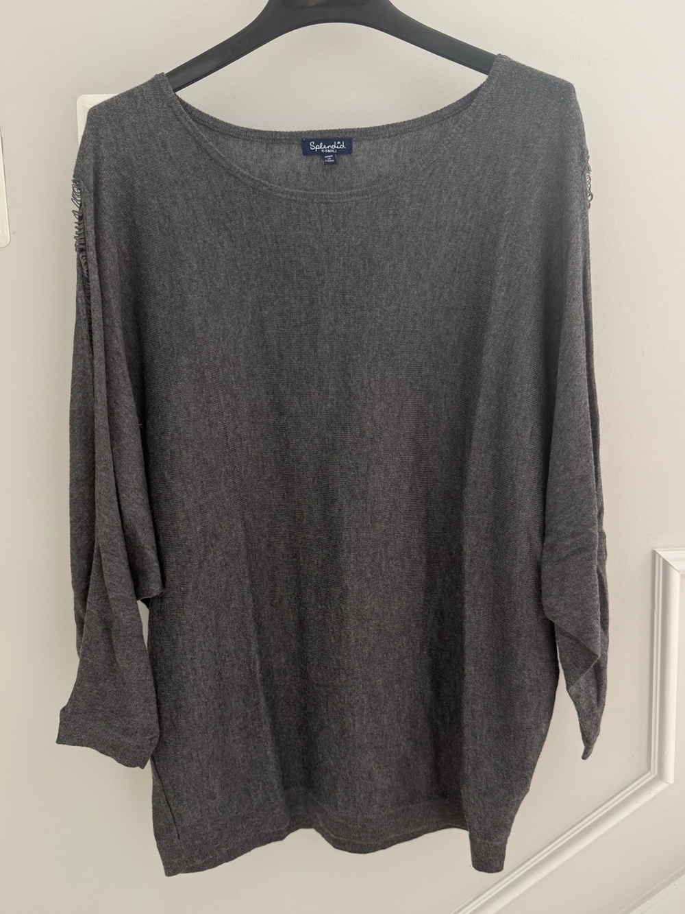 SPLENDID Charcoal/Heather Grey Distressed Shredded Sleeve Knit Top 🩶